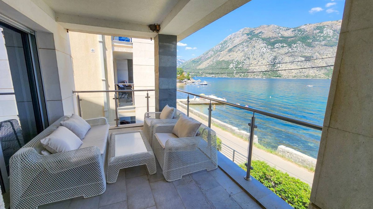 Luxury Two-Bedroom Apartment 20 m from the Sea, Stoliv, Bay of Kotor